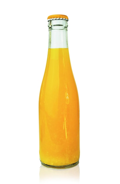 Bouteilles de jus d'orange isolées sur fond blanc avec des chemins de détourage pour la conception graphique