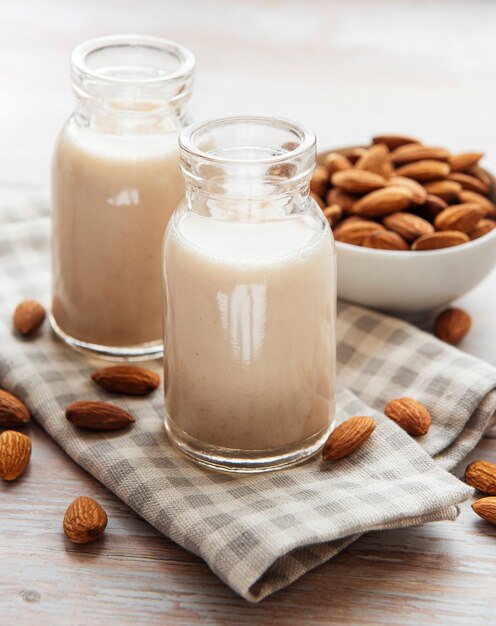 Bouteilles de lait d'amande et d'amandes sur la table