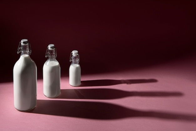 Des bouteilles de lait arrangées en nature morte