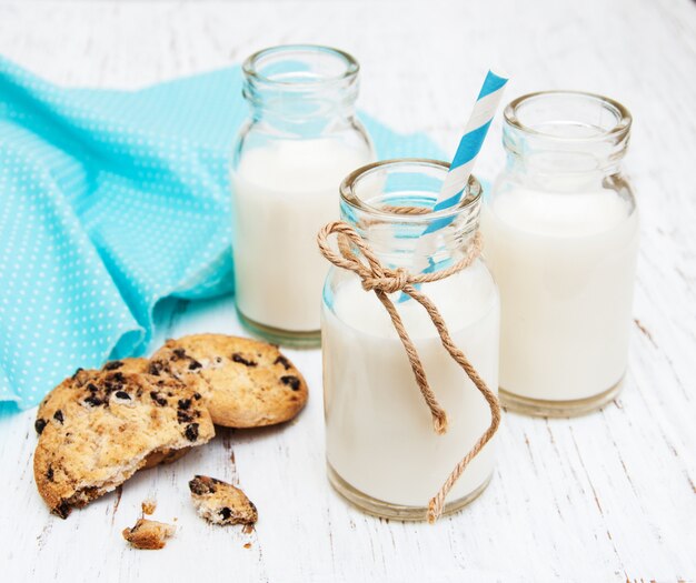 Bouteilles de lait et biscuits