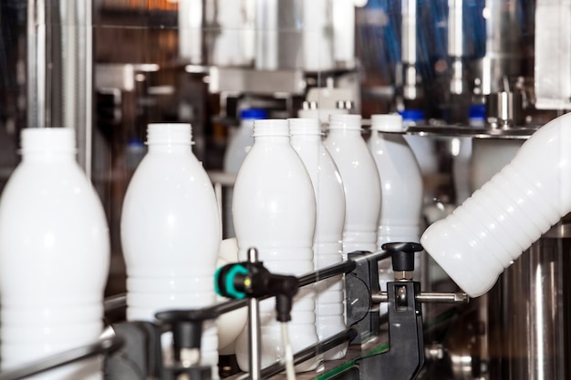 Bouteilles de lait sur convoyeur industriel