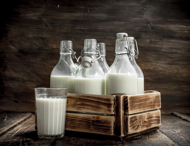 Photo bouteilles de lait frais dans une boîte.