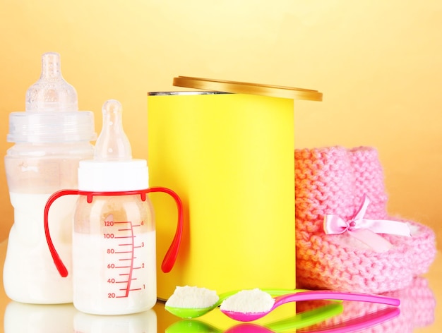 Photo bouteilles de lait et de nourriture pour bébés sur fond beige