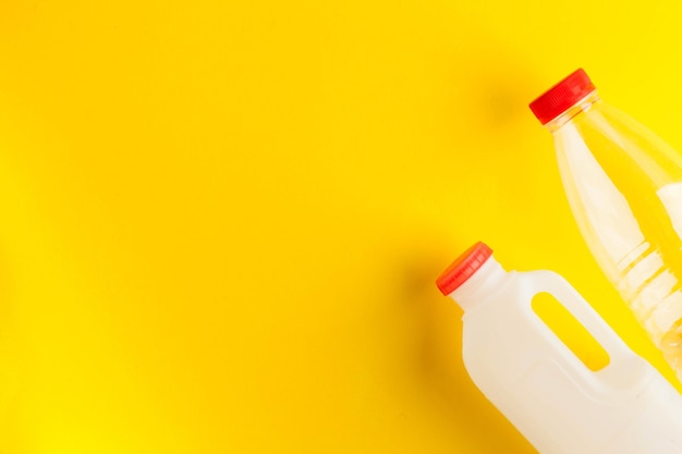 Bouteilles de lait en plastique biodégradables non marquées sur fond jaune concept de produits laitiers zéro wa ...