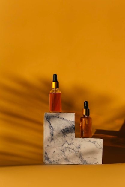 bouteilles avec liquide cosmétique sur fond de studio