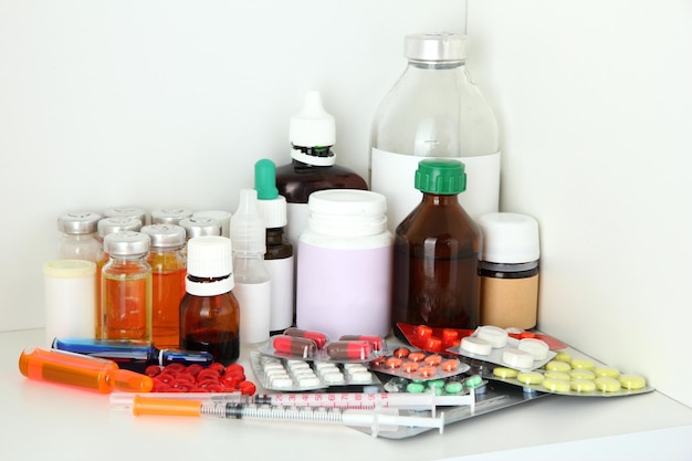 Bouteilles médicales et pilules sur étagère