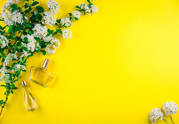 Bouteilles de parfum avec des fleurs