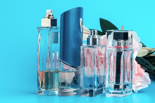 Bouteilles de parfum avec des fleurs