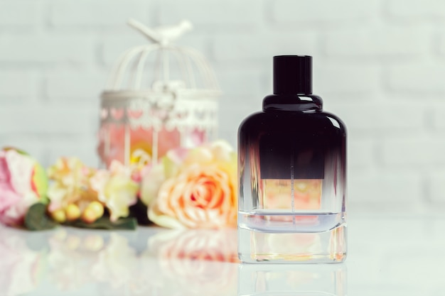 Bouteilles de parfum avec des fleurs