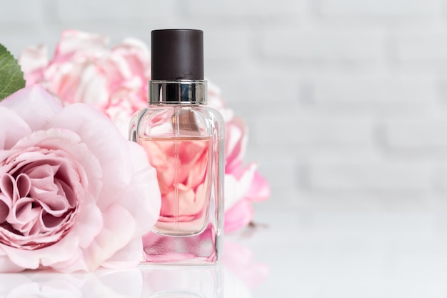 Photo bouteilles de parfum avec des fleurs