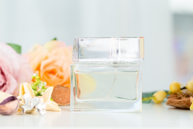 Bouteilles De Parfum Avec Des Fleurs