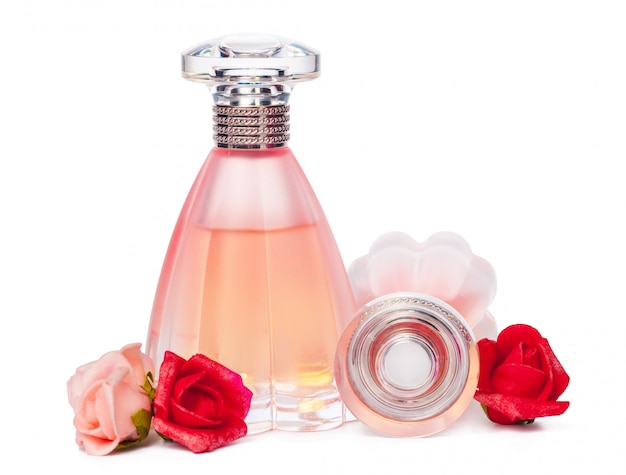 Photo bouteilles de parfum isolés sur fond blanc