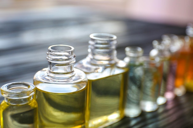 Bouteilles de parfum sur table en bois