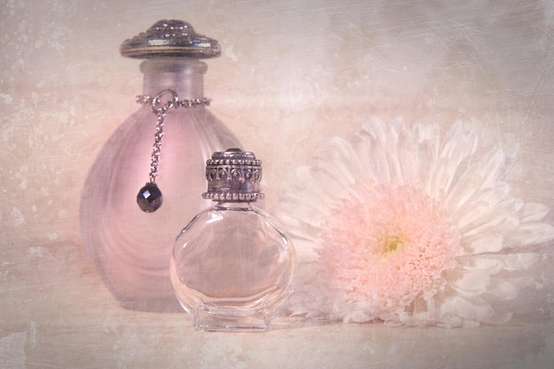 Des bouteilles de parfum vintage avec des fleurs