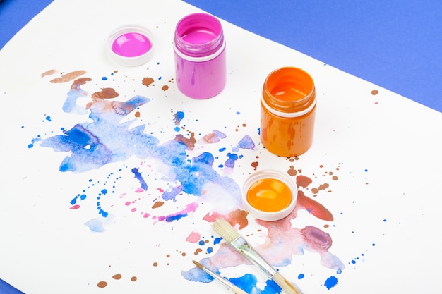 Photo bouteilles de peinture en plastique