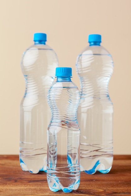 Bouteilles en PET d'eau sur une table vide