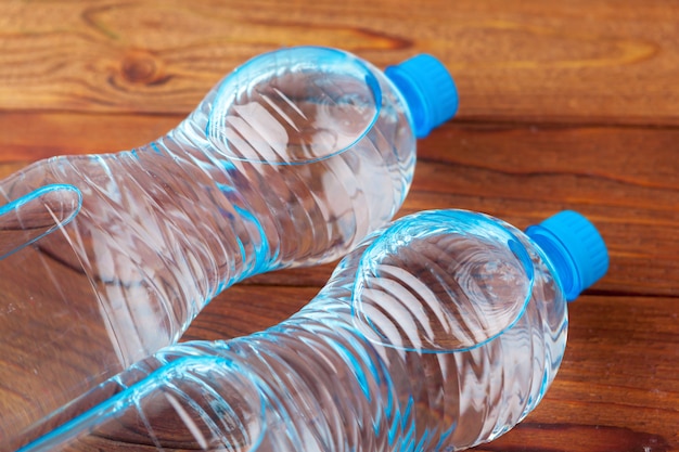 Bouteilles en PET d'eau sur une table vide