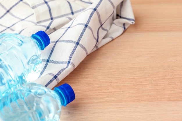 Bouteilles en PET d'eau sur table