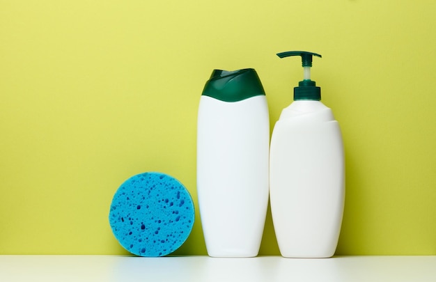 Bouteilles en plastique blanc avec une pompe pour shampooing gel douche