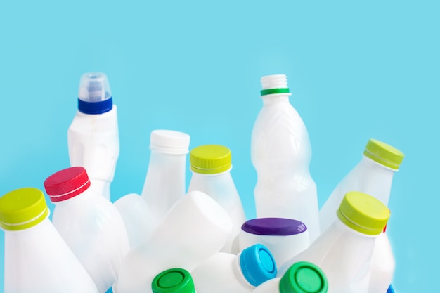 Photo bouteilles en plastique blanc vides utilisées pour les déchets recyclables