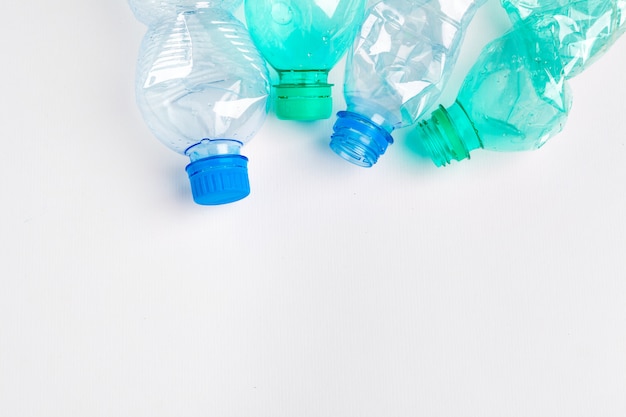 Les bouteilles en plastique colorées vides sont des déchets recyclables