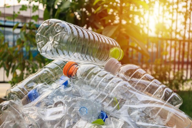 Bouteilles en plastique dans une boîte à ordures recyclée brune