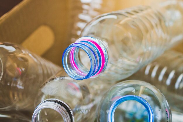 Bouteilles en plastique dans le concept de réutilisation de boîte de papier de recyclage