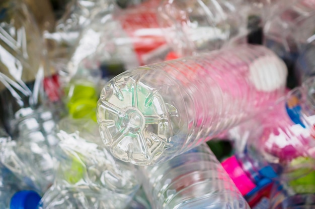 Bouteilles en plastique dans la station de recyclage des déchets close up