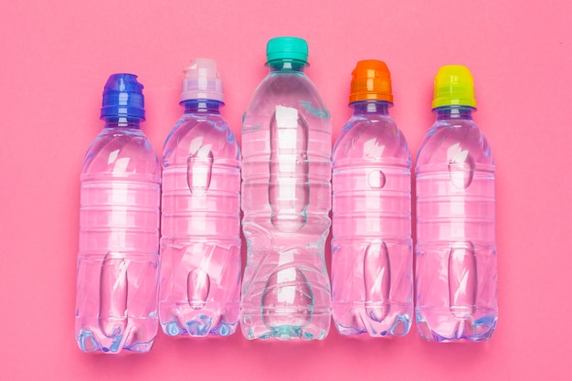 Bouteilles en plastique avec de l'eau pure