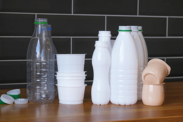les bouteilles en plastique, les emballages de boissons et de nourriture, les couvercles de bouteilles sont triés dans la cuisine à la maison