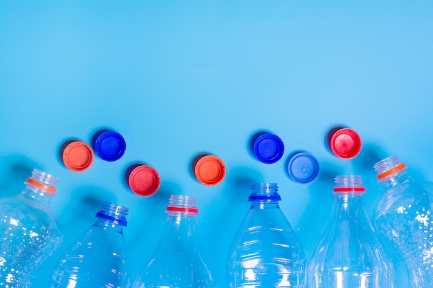 Bouteilles en plastique sur fond bleu. Recycler, sauver la Terre Concept de problèmes environnementaux