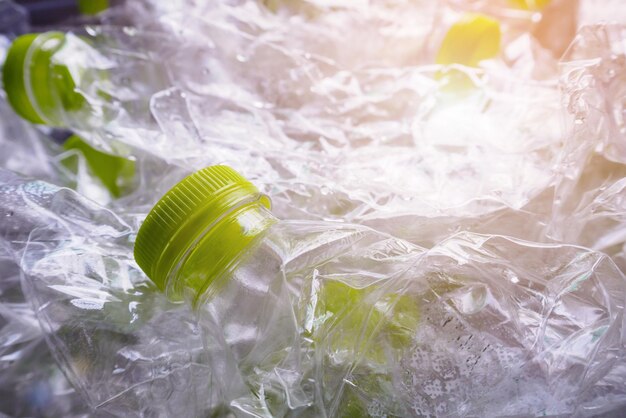 Les bouteilles en plastique recyclent le concept de fond