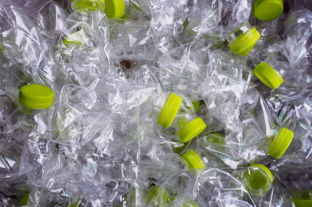 Les bouteilles en plastique recyclent le concept de fond