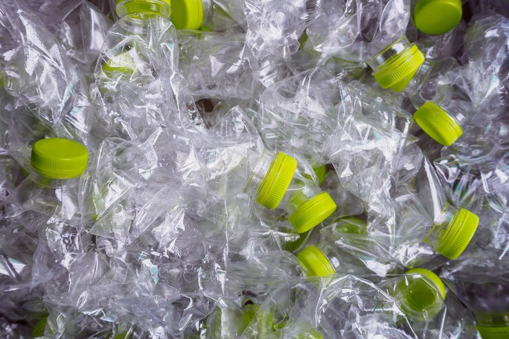 Photo les bouteilles en plastique recyclent le concept de fond