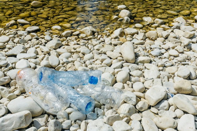 Bouteilles en plastique sales dans l'eau