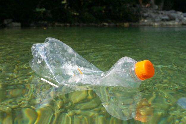 Bouteilles en plastique sales dans l'eau