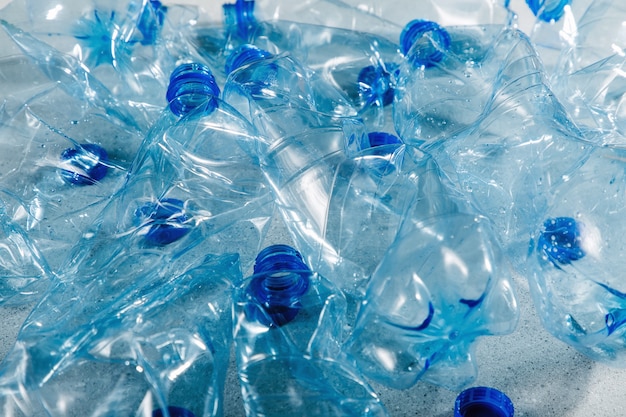 Bouteilles en plastique à usage unique bleues. Concept de recyclage du plastique et de l'écologie. Mise à plat, vue de dessus