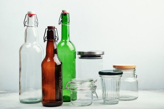 Bouteilles et pots en verre réutilisables sur table