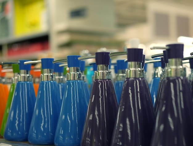 Bouteilles de savon dans le magasin photo en gros plan