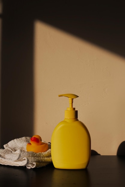 Bouteilles de savon ou de shampoing avec canard mignon sur fond jaune. Accessoires de bain pour bébé