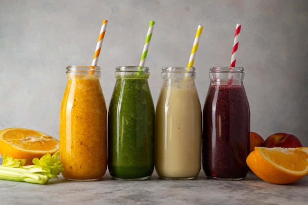 Bouteilles de smoothie aux fruits frais boissons détox saines