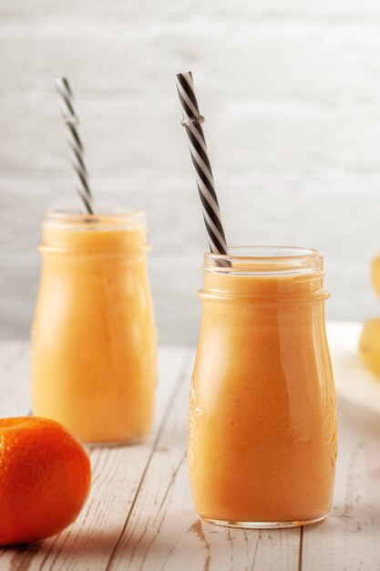 bouteilles avec smoothie mandarine et banane