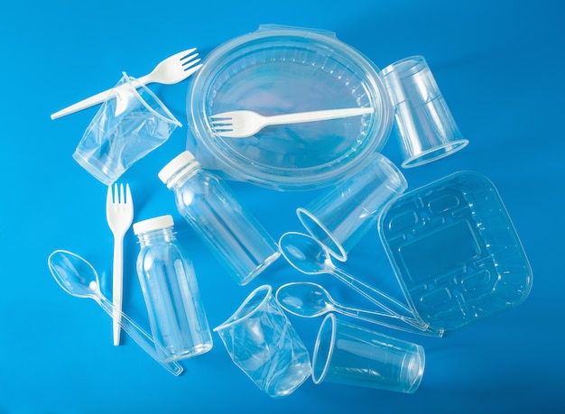 Bouteilles, tasses, fourchettes, cuillères en plastique à usage unique. concept de recyclage du plastique, des déchets plastiques