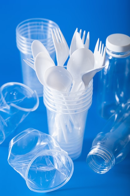 Bouteilles, tasses, fourchettes, cuillères en plastique à usage unique. concept de recyclage du plastique, des déchets plastiques