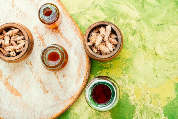 Bouteilles de teinture de bourgeons de pin