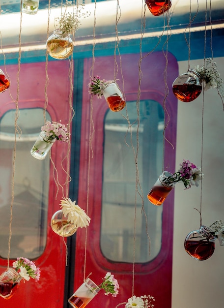 Bouteilles de tisane suspendues à des cordes