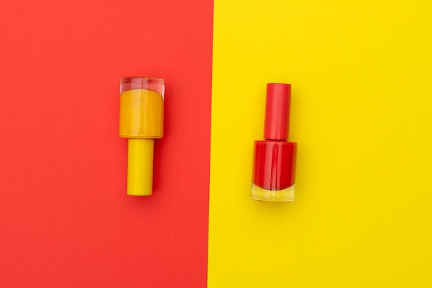 Bouteilles de vernis à ongles jaunes et rouges