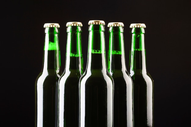 Des bouteilles en verre de bière froide sont disposées au centre