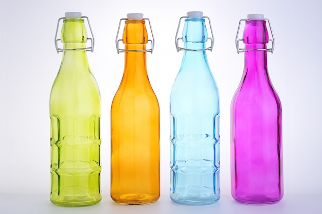 Photo bouteilles en verre coloré avec bouchon hermétique