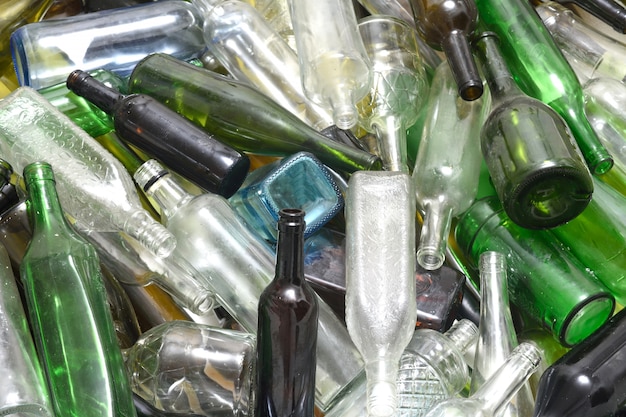 Bouteilles en verre dans un contenant de recyclage de verre